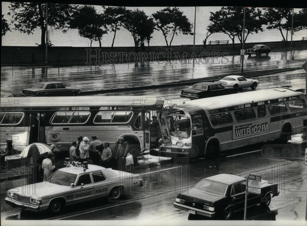 1977 Press Photo South North Bus Guard Rail Crash Skid - RRU90337 - Historic Images