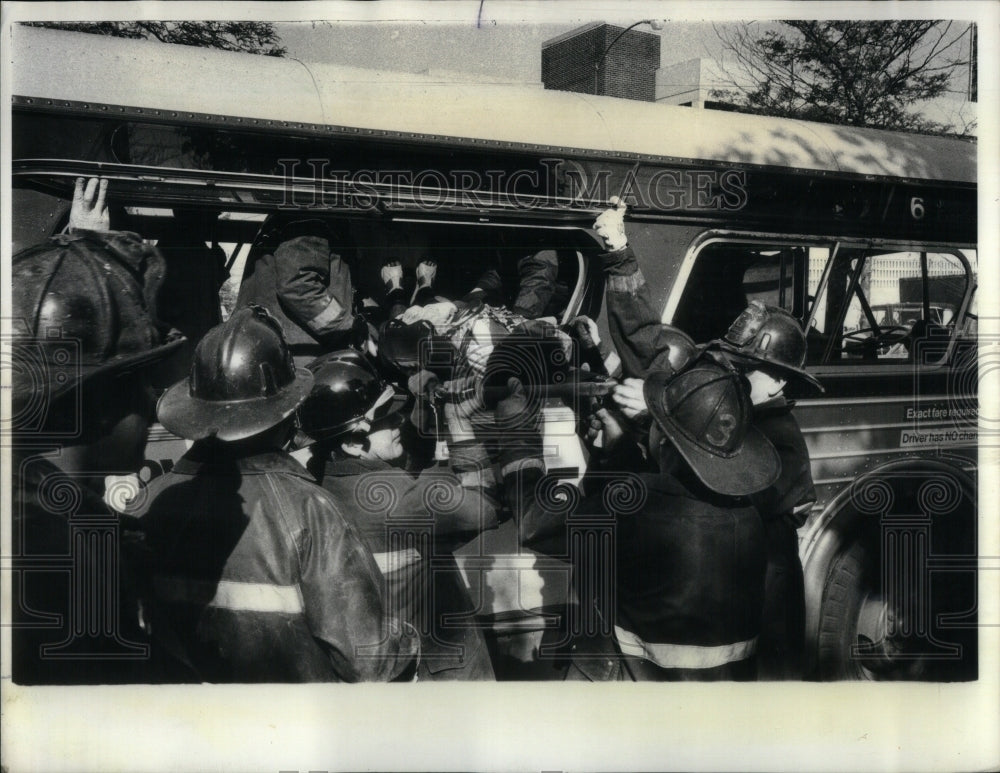 1977 Press Photo Bus accident firemen removing victims - RRU90339 - Historic Images