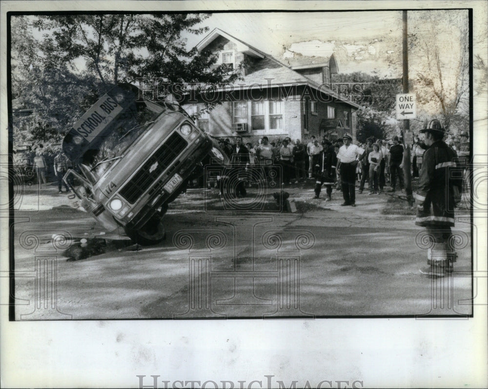 1982 Press Photo Robinson Bus Service Inc Collision Car - RRU90343 - Historic Images