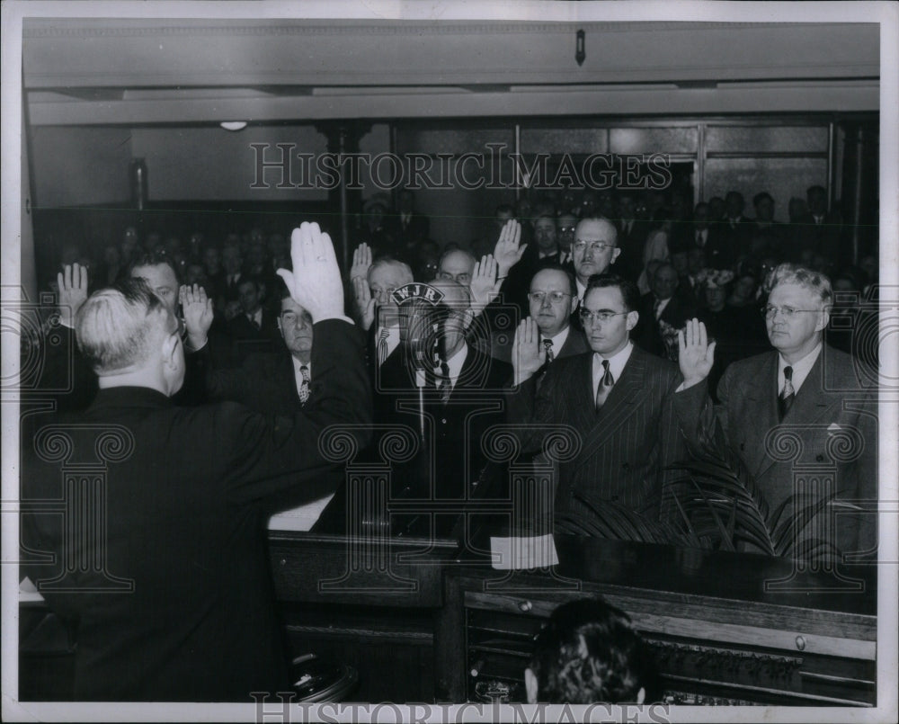 1948 Press Photo Leadbetter swears council James Garlic - RRU90413 - Historic Images