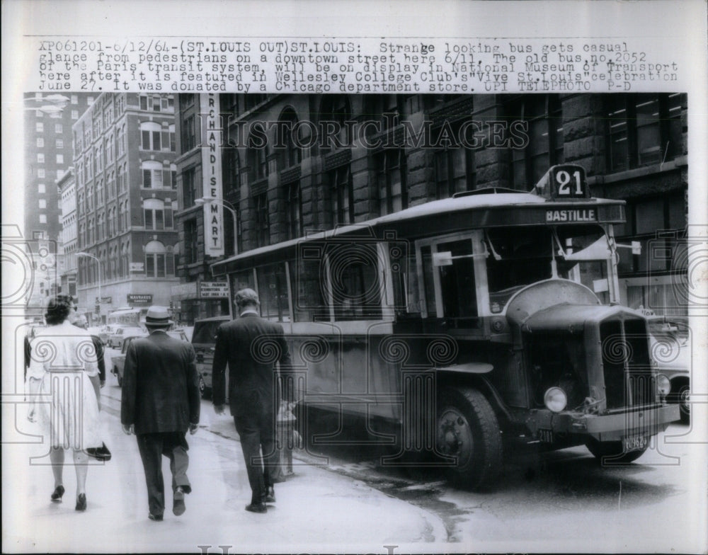 1964 Press Photo Bus Downtown St Paris transit system - Historic Images