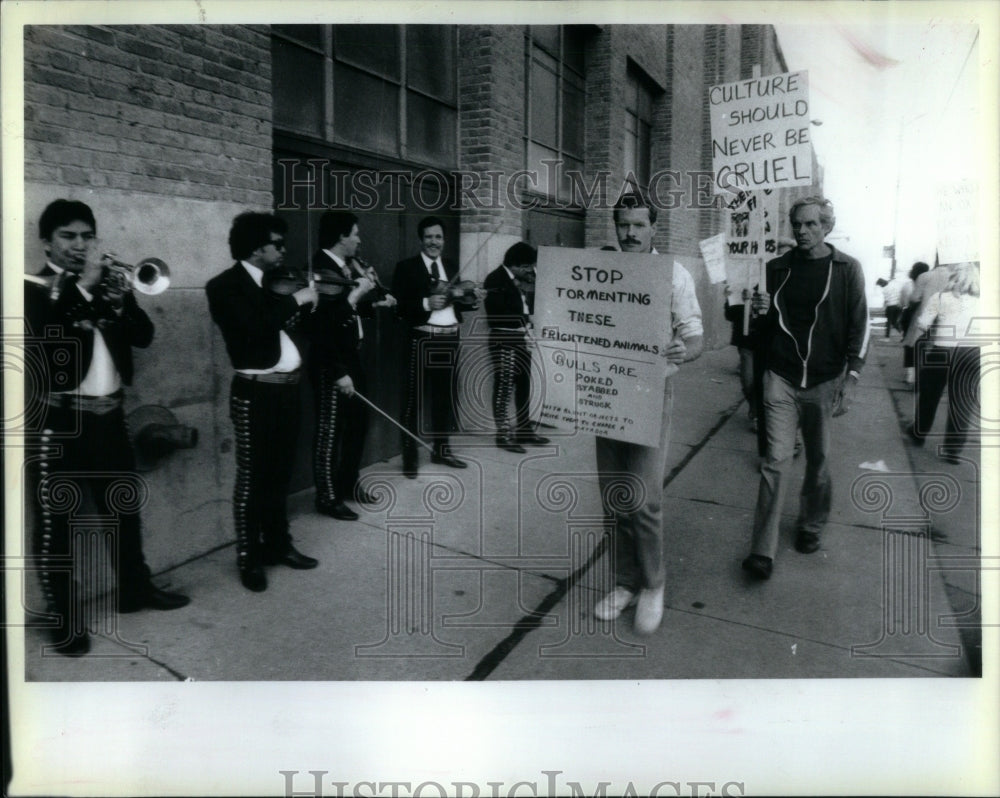 1988 Press Photo Protester Bull Fight Band Sunday Play - Historic Images