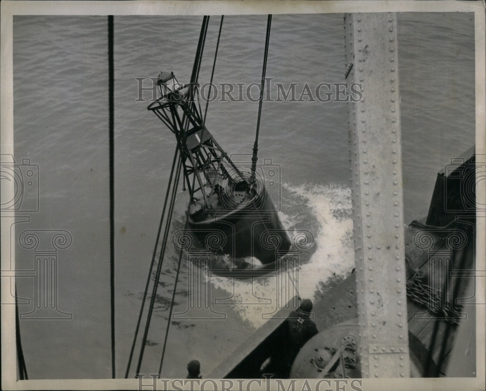 1947 Press Photo Bell bouy dropped Lake Ed Smith depth - RRU90547 - Historic Images