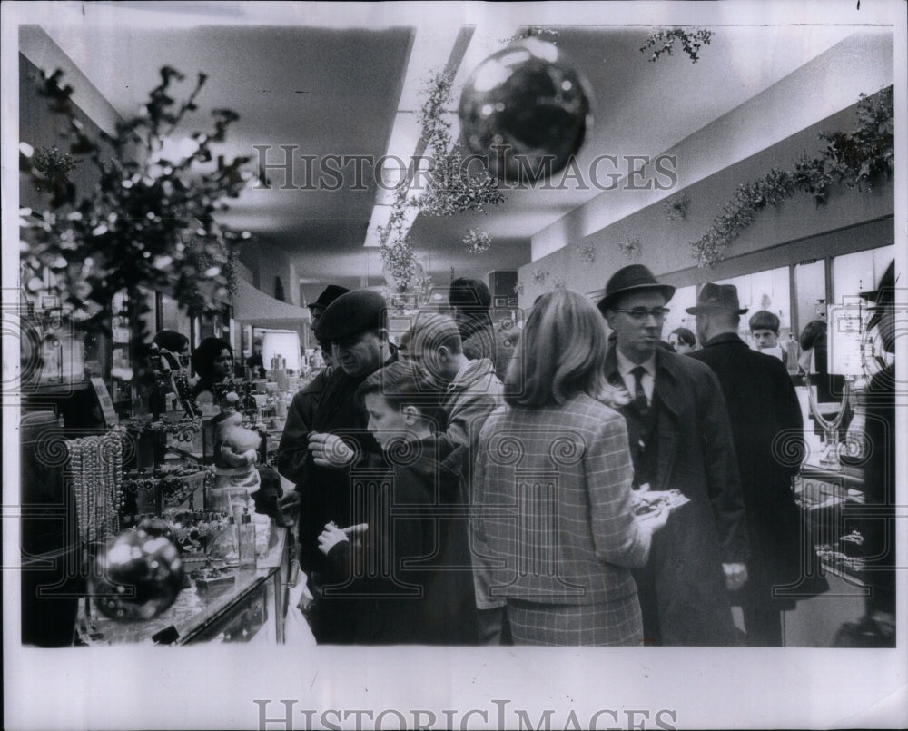 1966 Press Photo People Detroit Festival Shopping Buyer - Historic Images