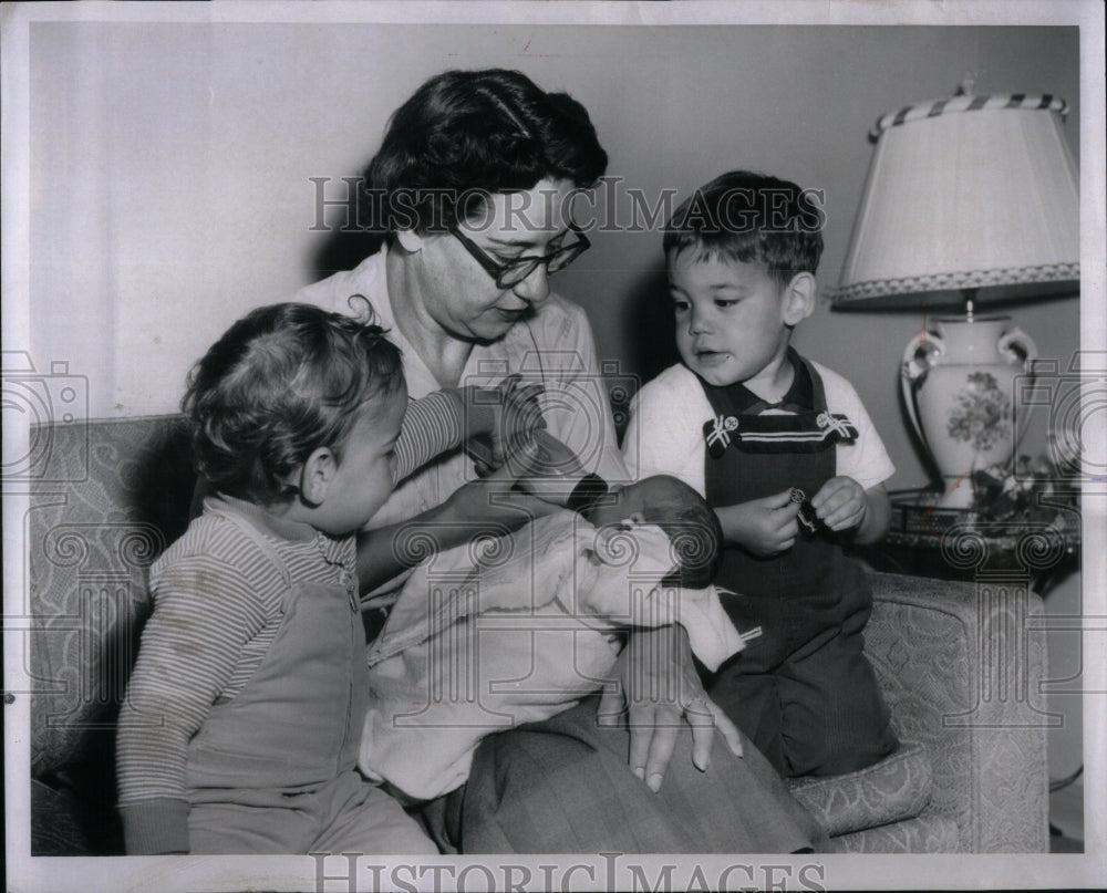 1958 Chester Children Feed Masion Louise - Historic Images