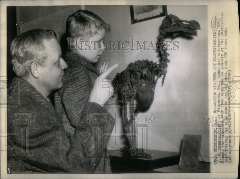 Press Photo Museum Visitors Harris Richmond Bruce - Historic Images