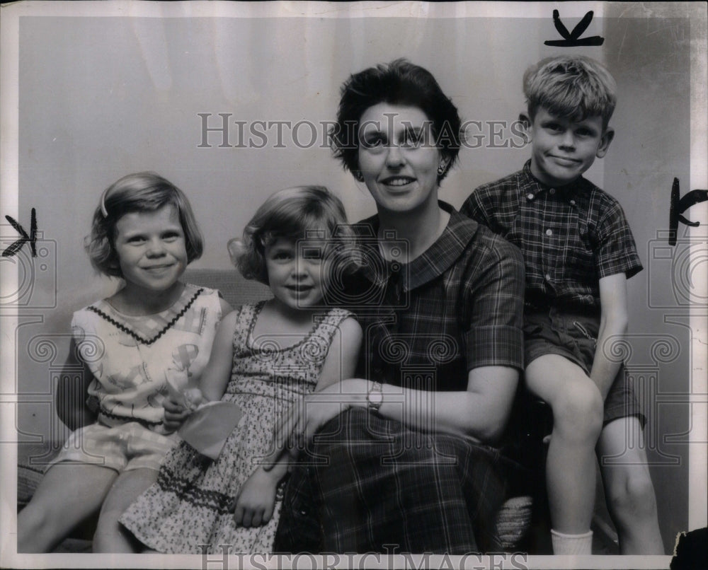 1962 Press Photo Lenhan Hillary Park Ridge Sahra Family - RRU91399 - Historic Images