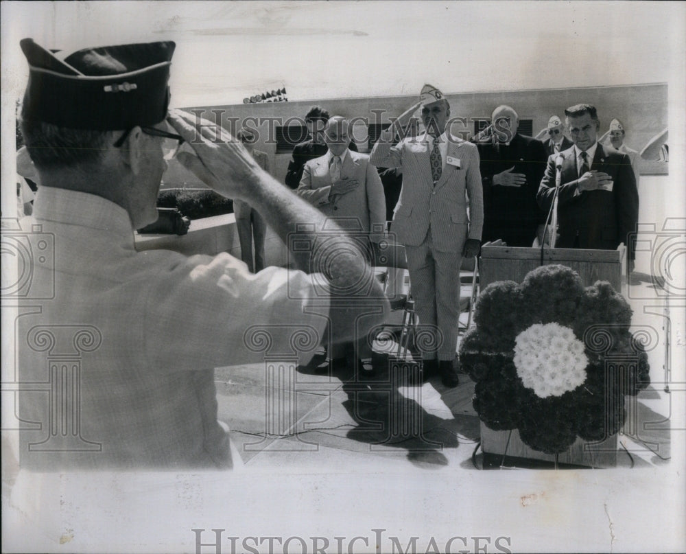 1975 Press Photo William Westmoreland Rep Lucian Nedzi - RRU91643-Historic Images