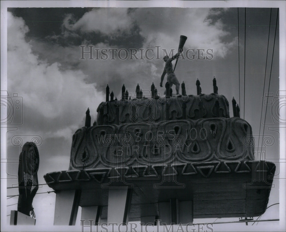 1954 Giant Sculpture The Cake On Quellette - Historic Images