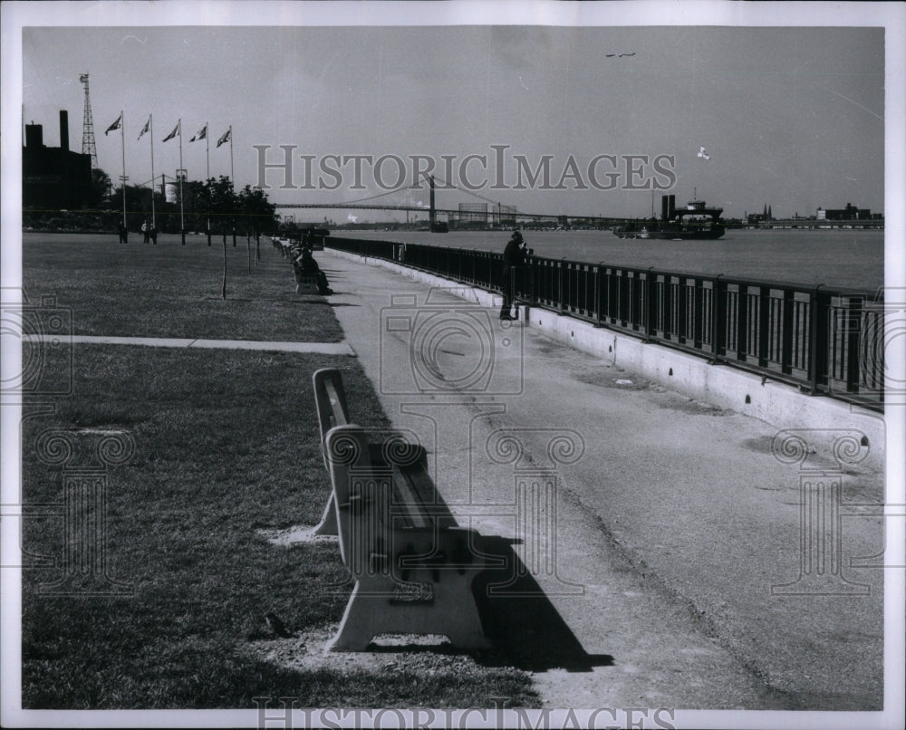 1933, Windsor Canada riverfront park west - RRU92159 - Historic Images