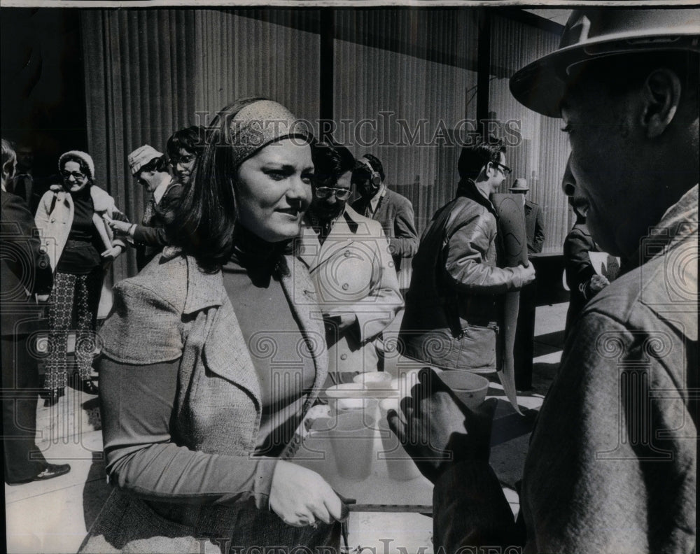 1973 Women War Prices Mercantille Exchange - Historic Images