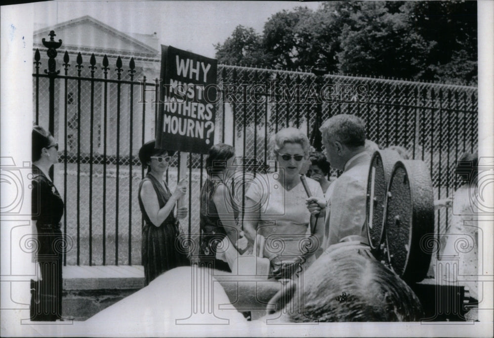 1965, Women Strike Peace Mrs Melvin Thorne - RRU92389 - Historic Images