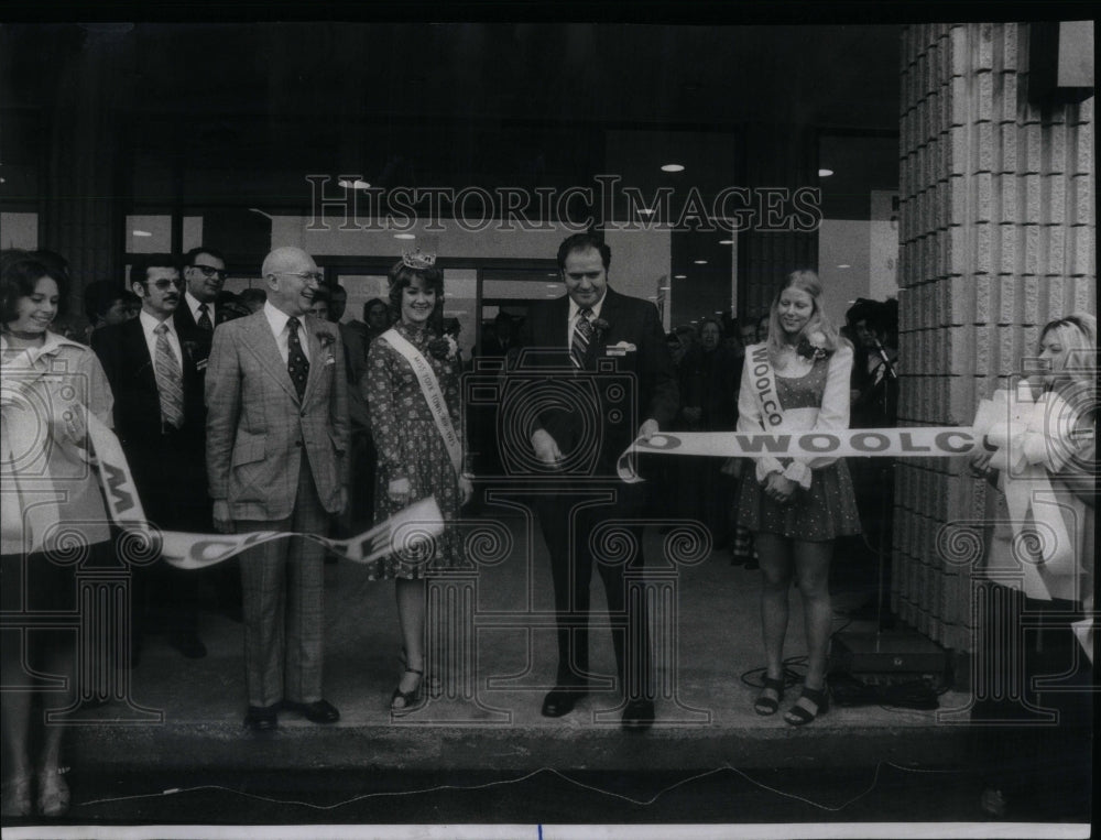 1975 Press Photo JL Hodge Woolco Store Outlet Open - RRU92441 - Historic Images