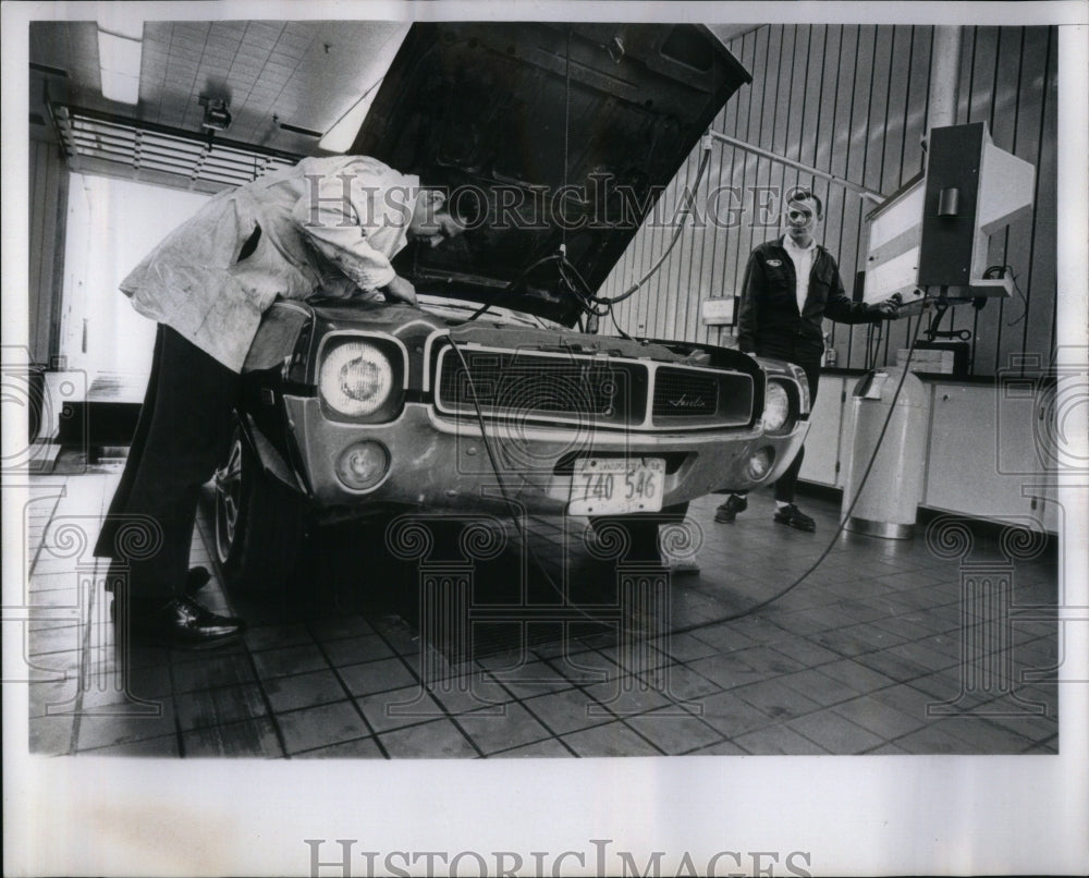 1968 Press Photo Bob Janessa Douglas Ulrich checking - RRU92617 - Historic Images