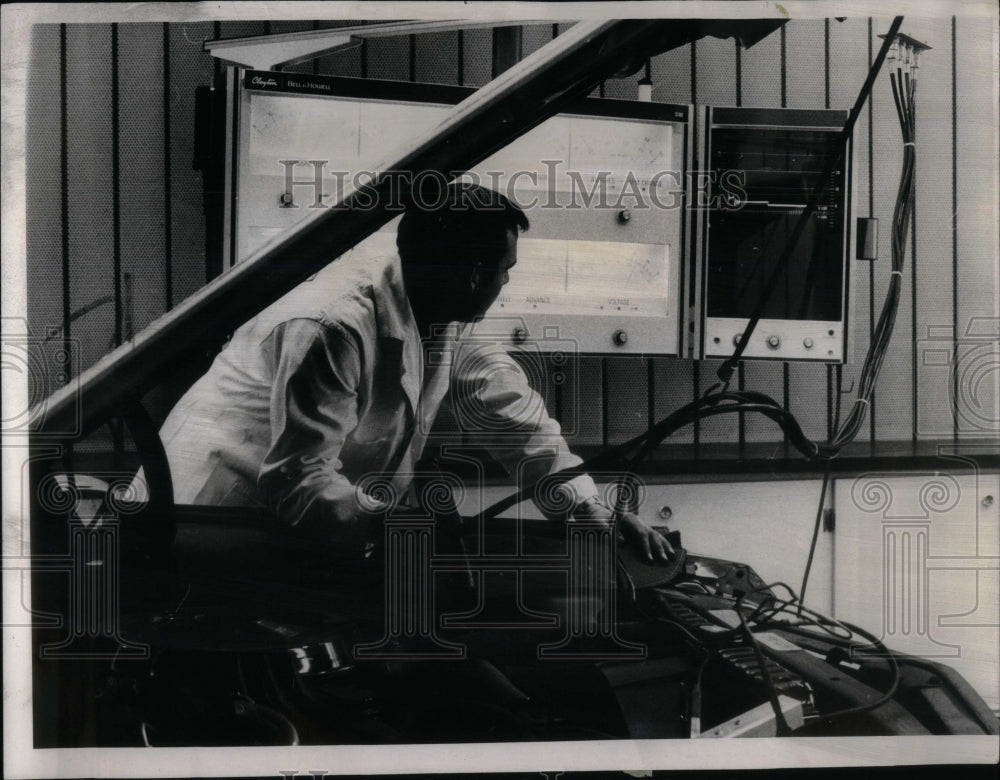 1970 Press Photo auto repairman Doug Ulrick chassis - RRU92619 - Historic Images