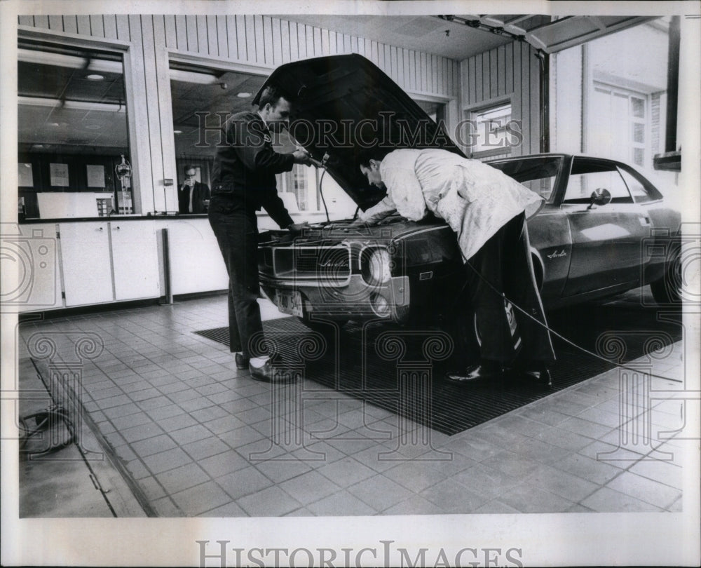 1968 Press Photo Technicians testing Fraileys car - Historic Images