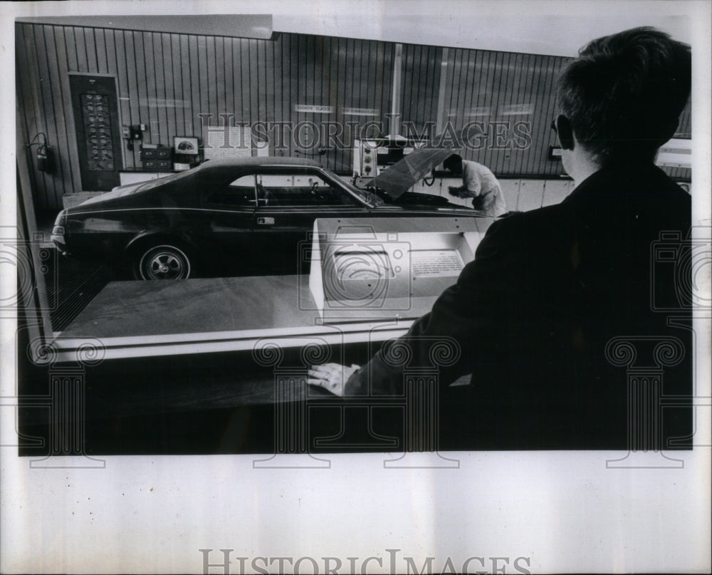 1968 Press Photo Reporter Frailey window technicians - RRU92625 - Historic Images