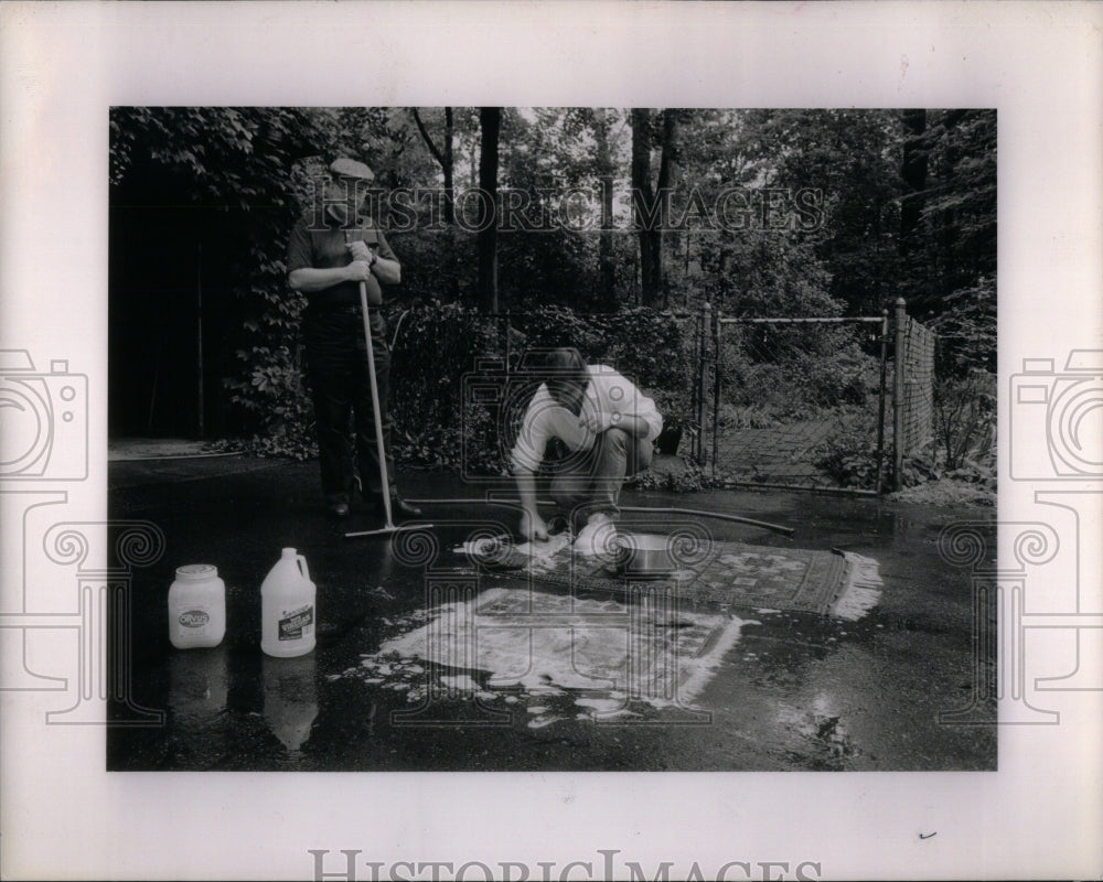 1989 Press Photo Moore and Kodrich wash rugs. - RRU92775 - Historic Images