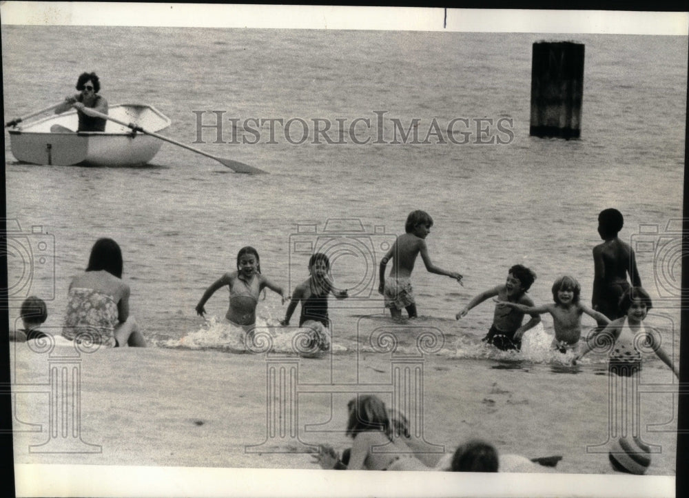 1977 North Avenue beach family recreation - Historic Images