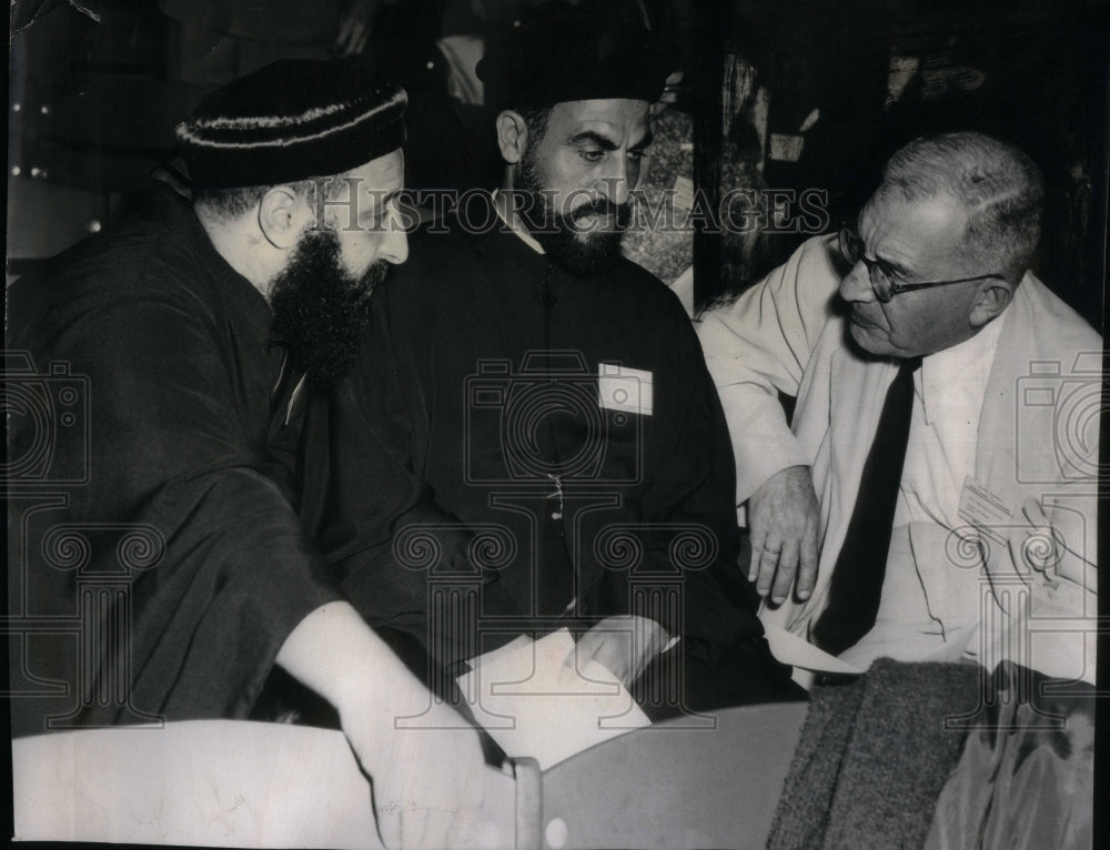 1954 Press Photo Church Clergy Men Conversation Chicago - RRU93347 - Historic Images