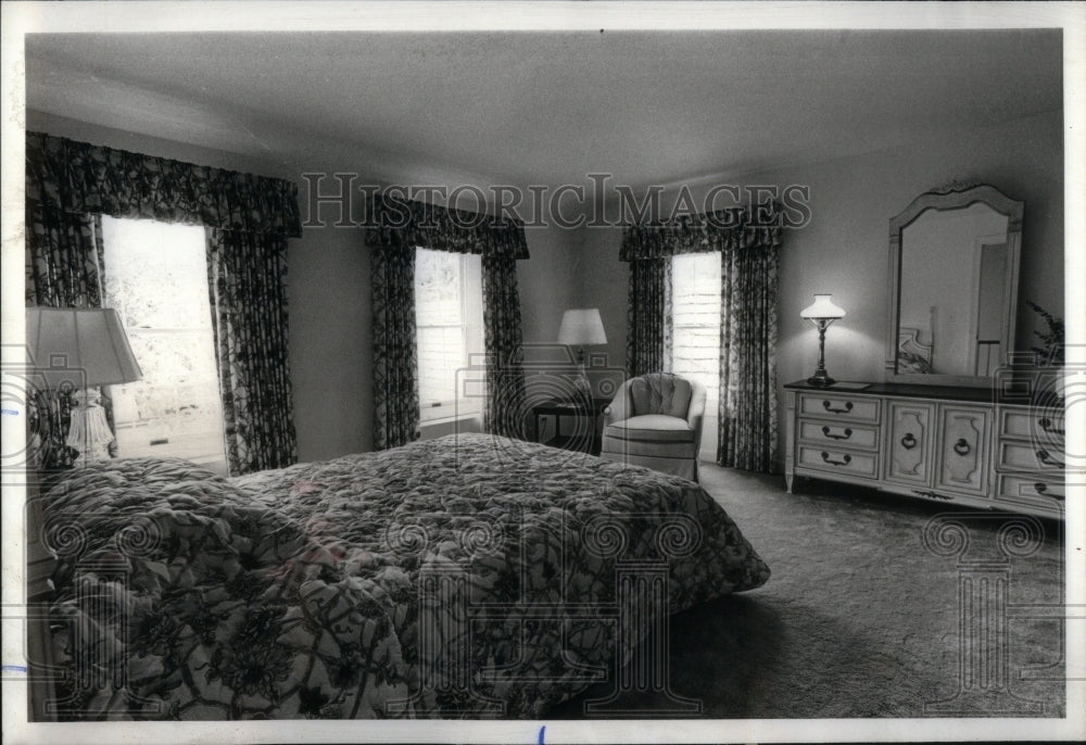 1959 Wood Creek Court Bedroom Decor Chicago - Historic Images