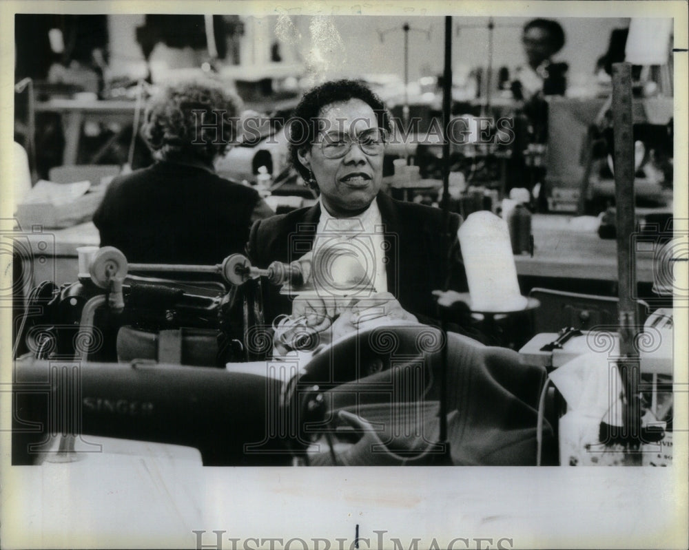 1984 Press Photo Katie Jordan fitter employment Store - RRU93803 - Historic Images