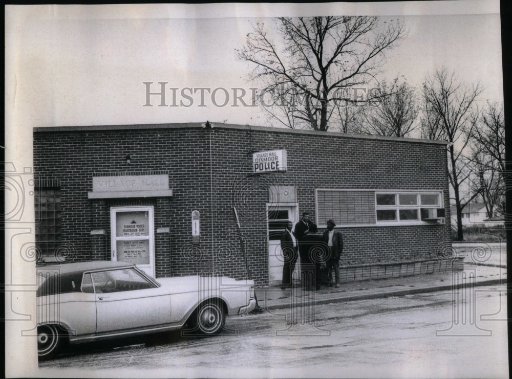 1970 Press Photo Dixmoor Police Station Strike Stands - RRU93829 - Historic Images