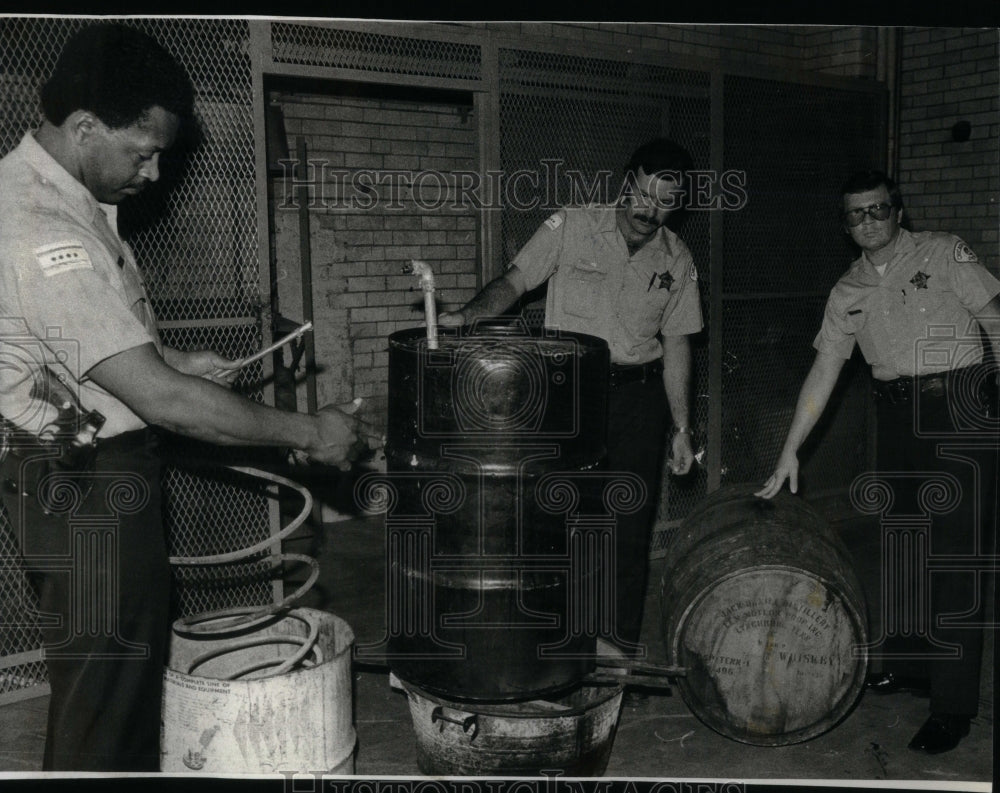 1978 Press Photo Police Inspection Home Dismantle seiz - RRU93929 - Historic Images