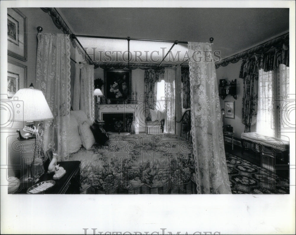 1990 Press Photo Bedroom Interior Home Furnishing - RRU94069 - Historic Images