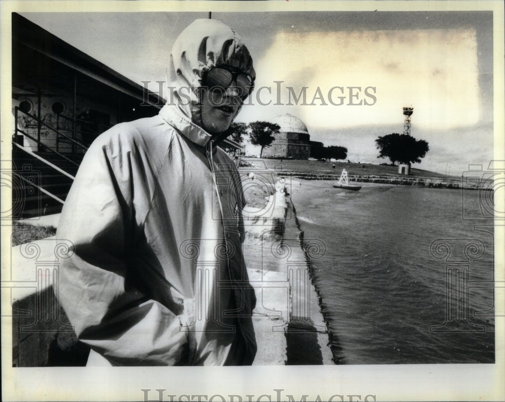 1984 Press Photo Lake Michigan Beach Cool Temperature - RRU94135 - Historic Images