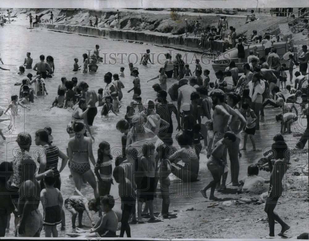 1974 Chicago Beachers crowd heat rain storm-Historic Images