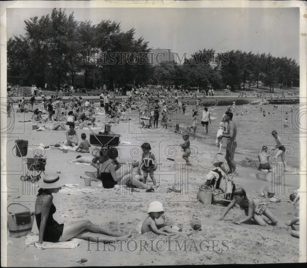 1959 Chicagoan Summer Fullerton beacch ski-Historic Images