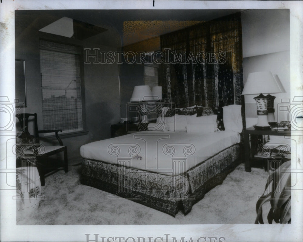 1984 Press Photo Panel mirror bed furniture hide wall - RRU94485 - Historic Images