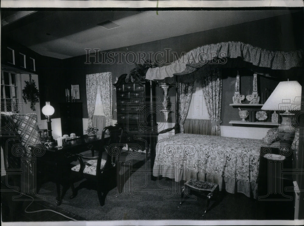 1975, Bedroom Small Space Long Sitting Area - RRU94519 - Historic Images