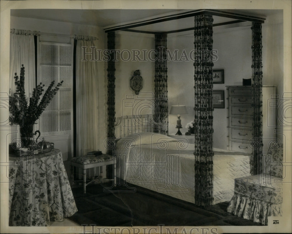 1968 Press Photo Beadangles Hung Royal Look Wall Bed - RRU94593 - Historic Images