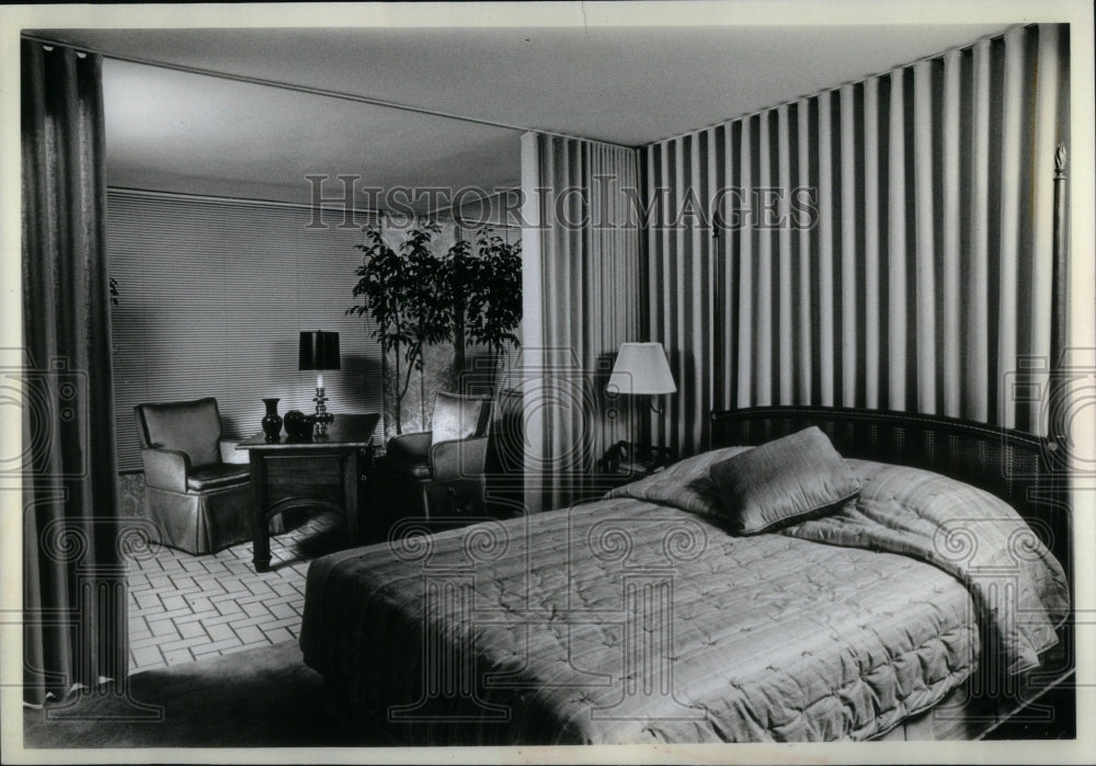 1981 Press Photo Textured cottons draperies bedroom - RRU94623 - Historic Images