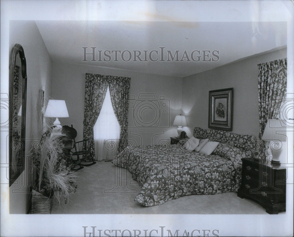 1976 Press Photo Tone Wine Bed Room Draperies Suite - RRU94659 - Historic Images