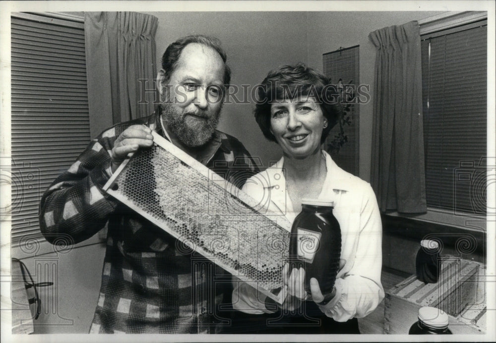 1980 Press Photo William Elaine Kastner honeycomb bees - Historic Images