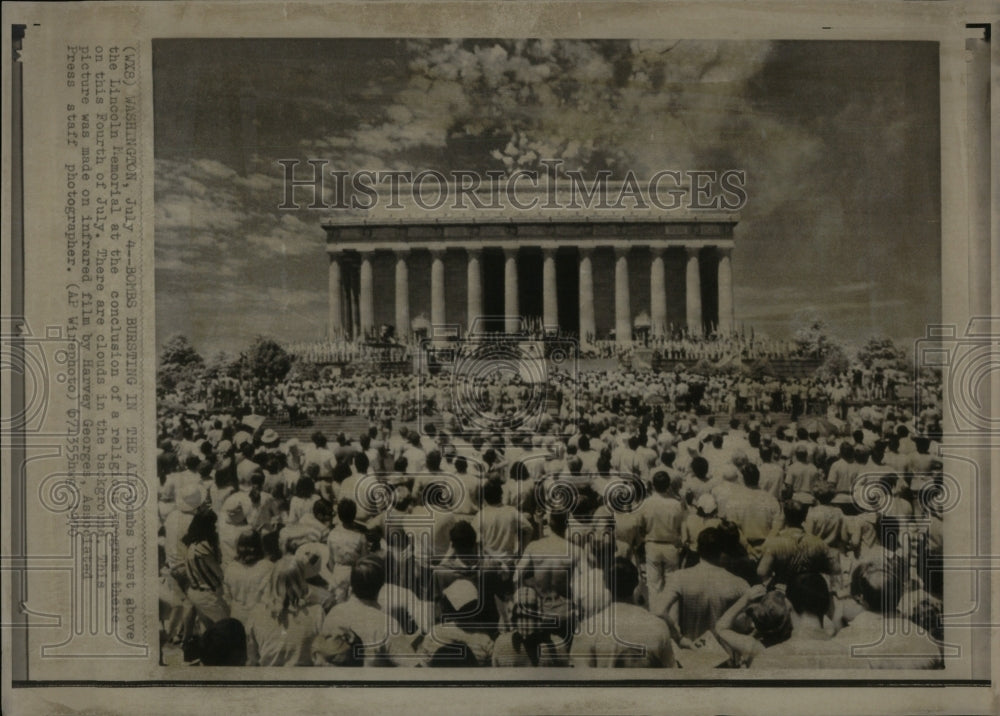 1970 Press Photo Bombs bursting air Lincoln Memorial - RRU94803 - Historic Images