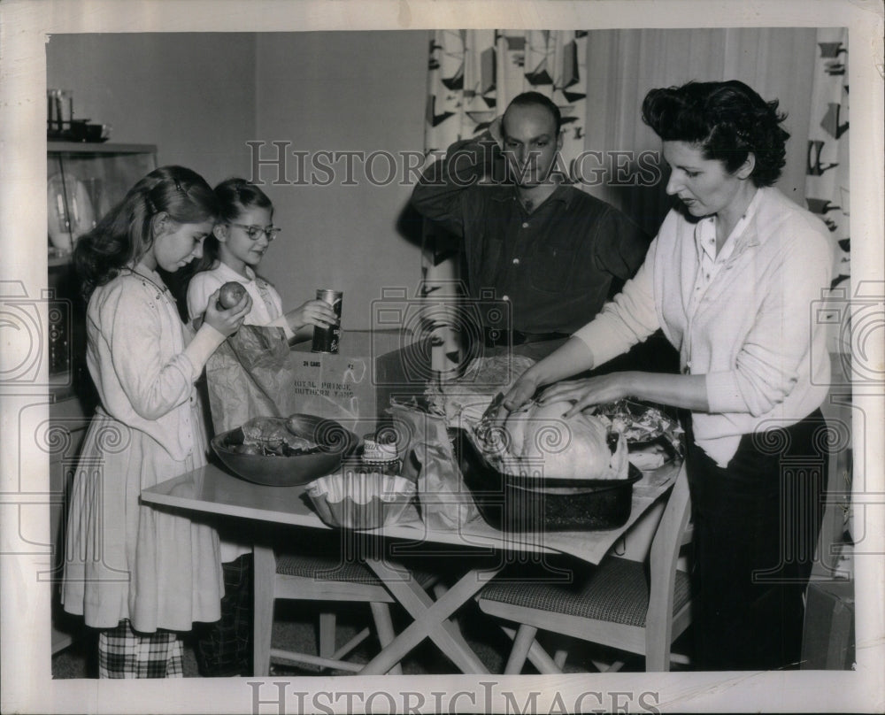 1957 Press Photo Huette family Rascher Robert Betty - RRU95089 - Historic Images