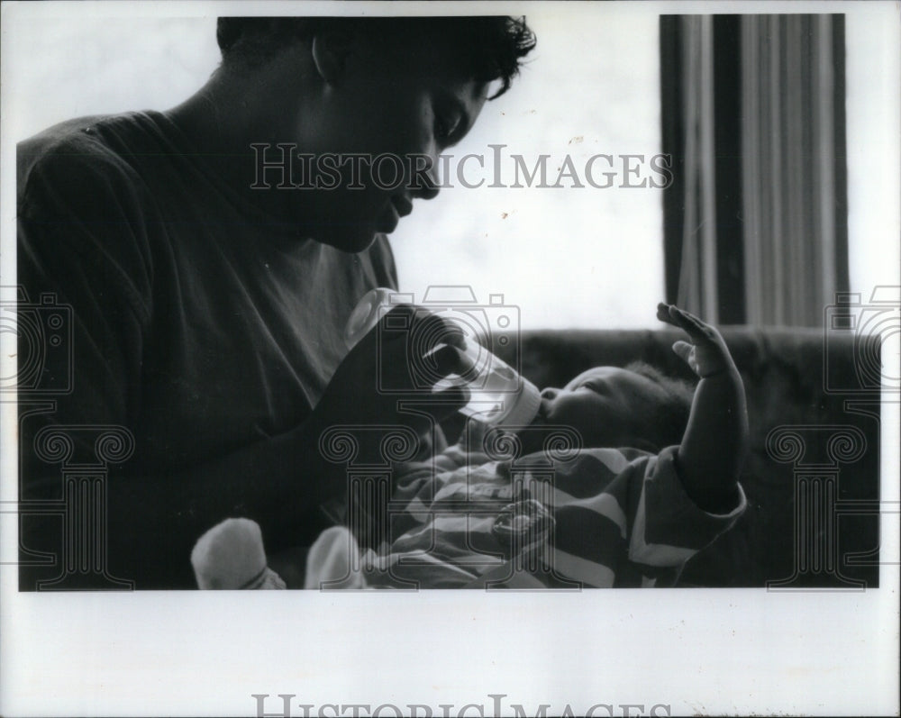 1993 Mother baby in homeless shelter - Historic Images