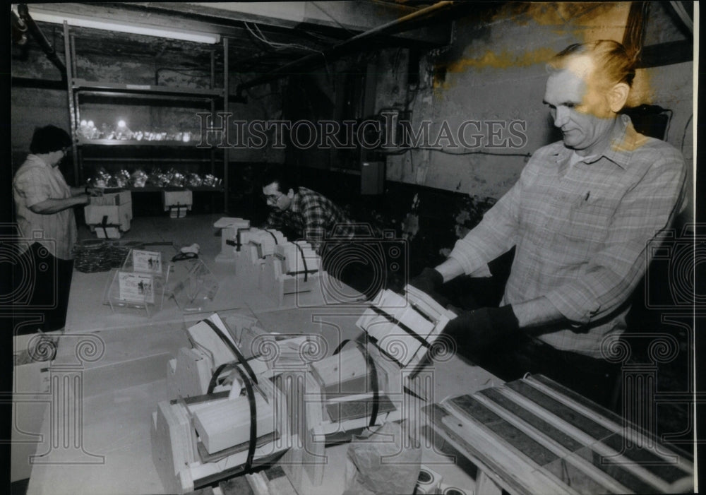 1989, Pete Shields bends Plastic Osage Boxe - RRU95131 - Historic Images