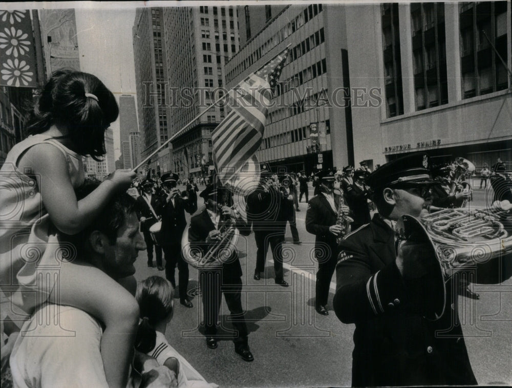 1970 Press Photo Flag Parade Father Shoulder Perches - Historic Images