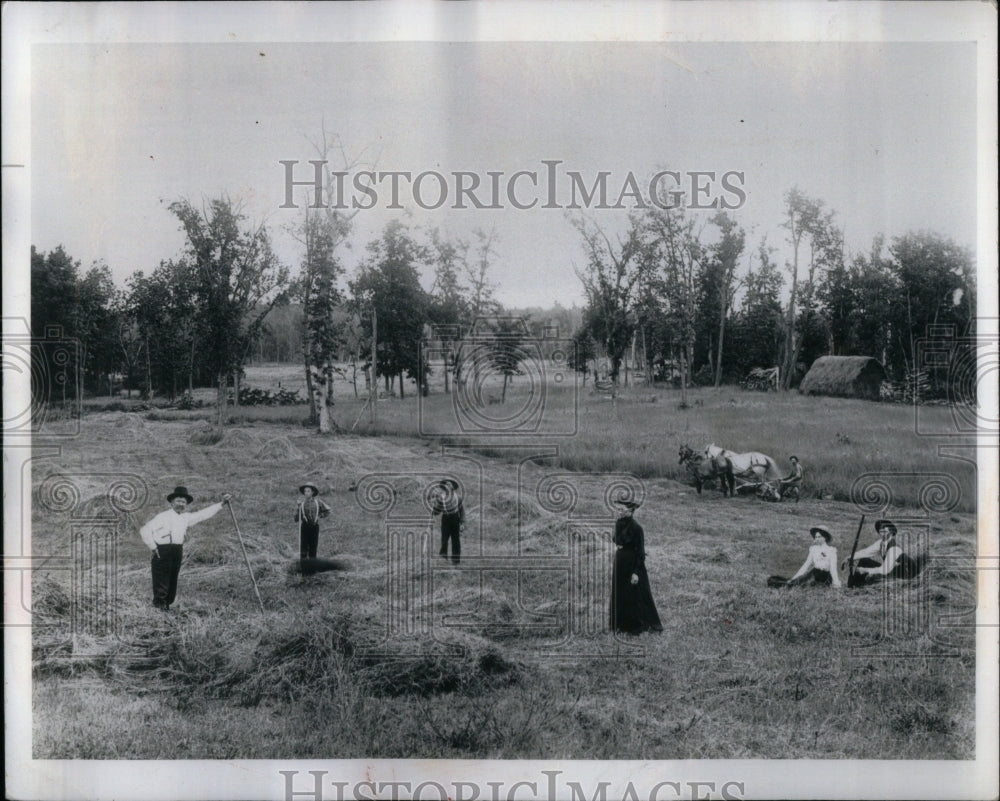 1983 Former Famliy Morrison Pose Photograph - Historic Images