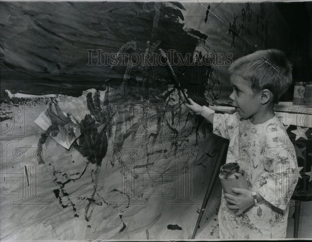 1972 Press Photo Youngster Fun Painting Huge Mural Guy - RRU95333 - Historic Images