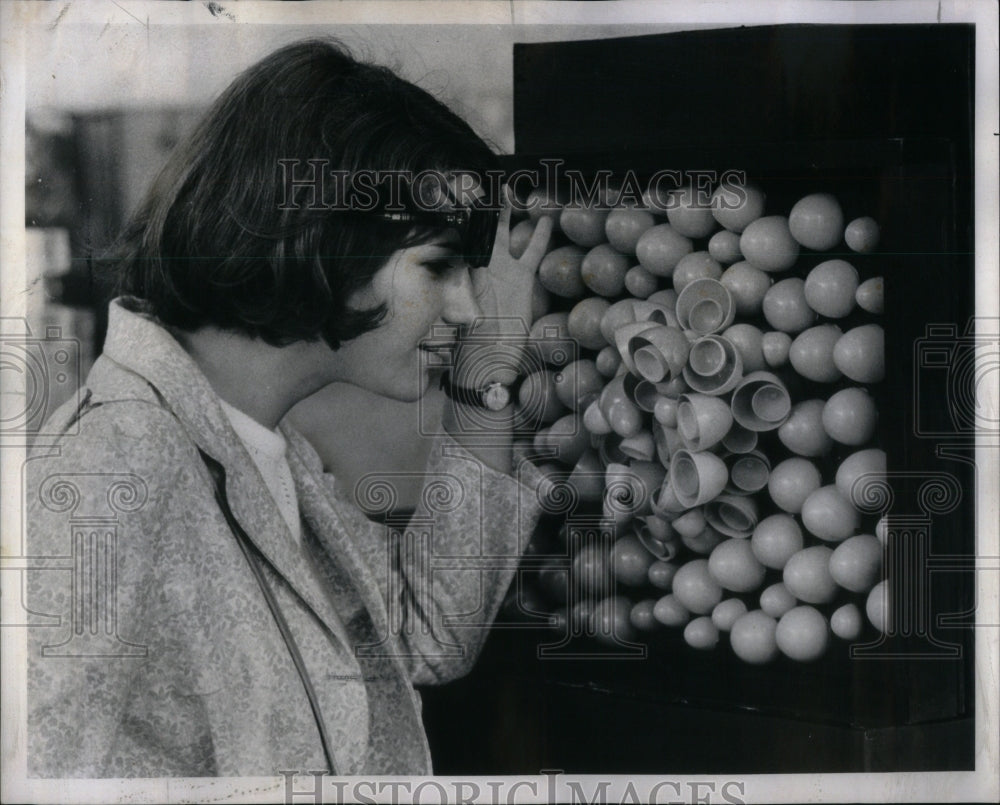 1969 Press Photo Young Woman Sunglass Crane Neck Wonder - RRU95479 - Historic Images