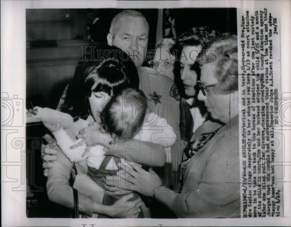 1966 Press Photo Hysterical Sandra Kaplan Bureau court - RRU95683 - Historic Images