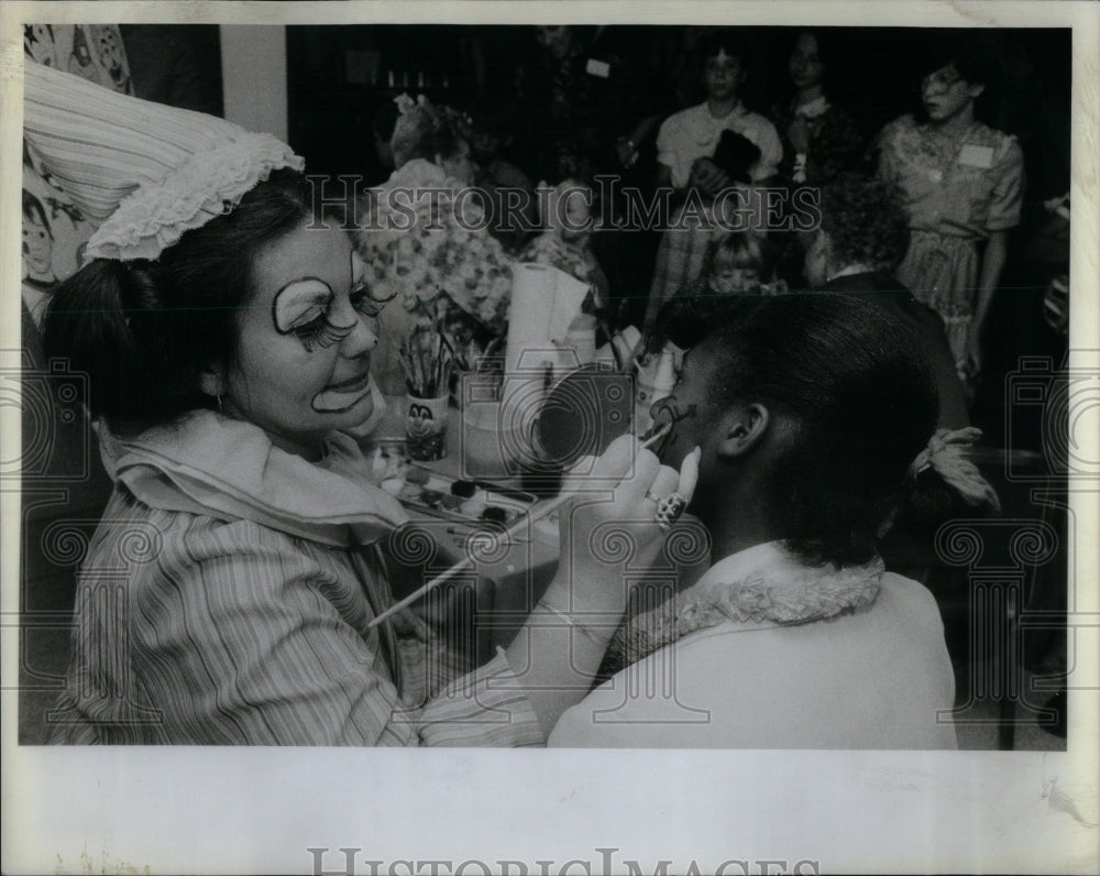 1932 Artist Paint Clown Face Children Host  - Historic Images