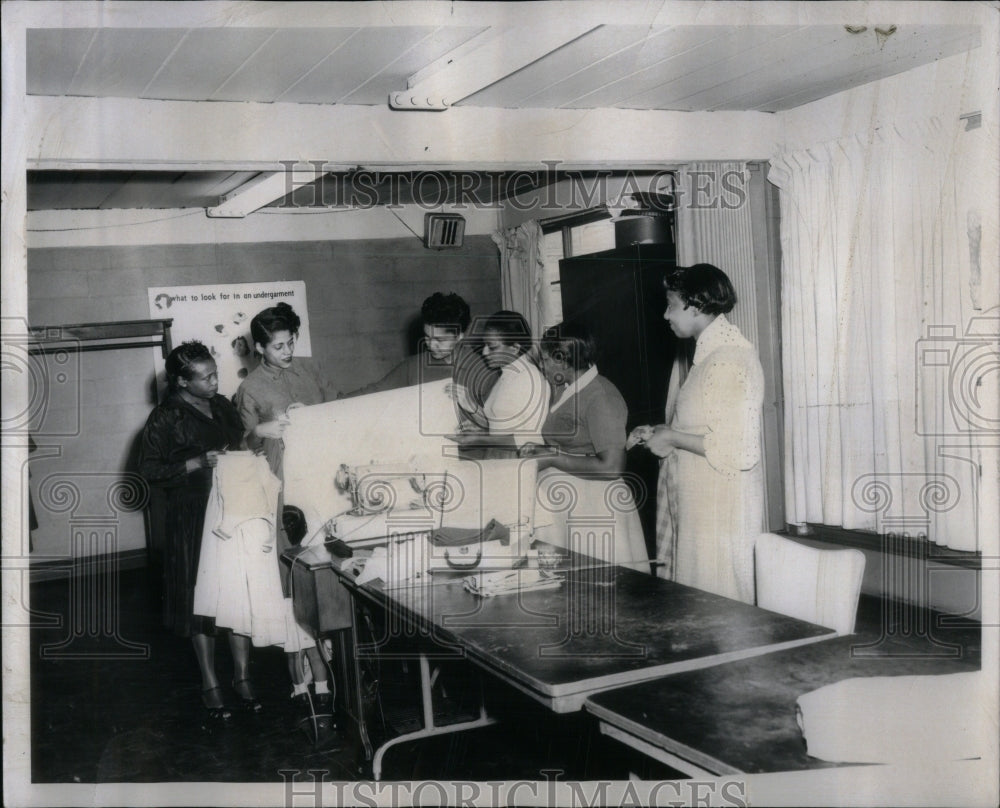 1959 Participantse Ada McKinley Sewing Home - Historic Images