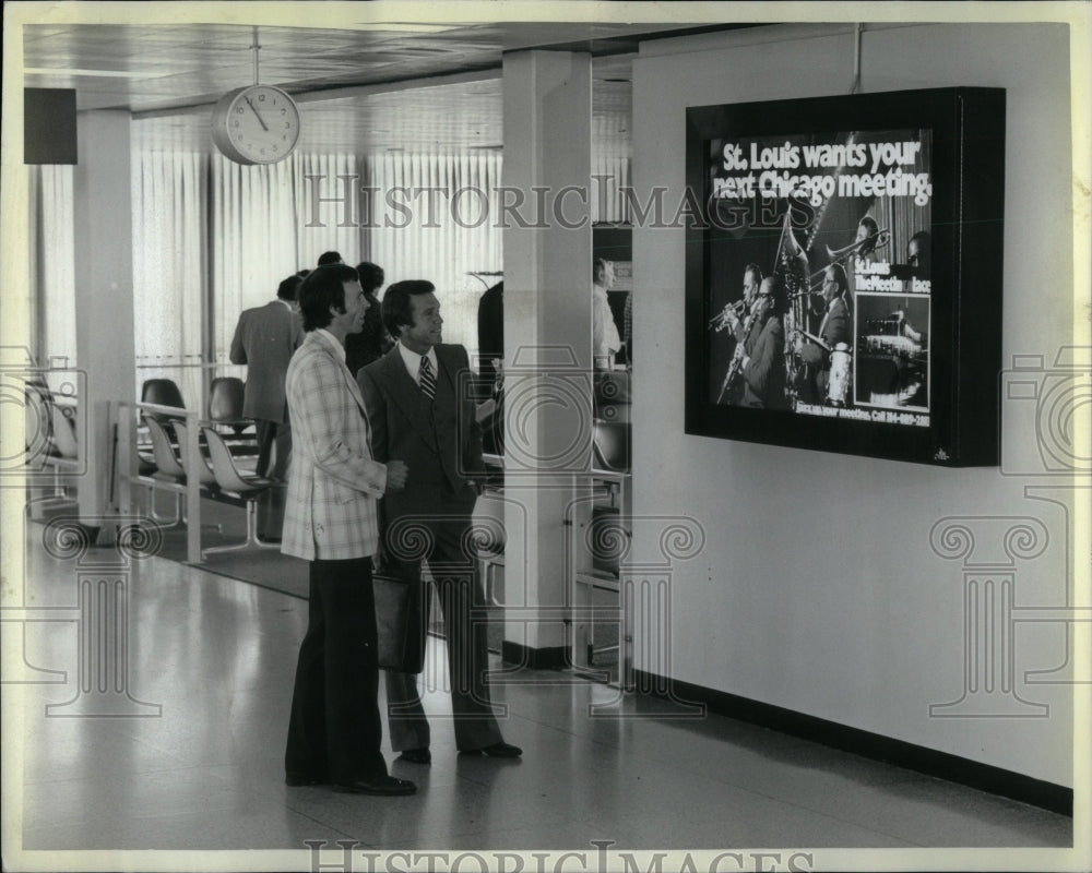 1981 City Chicago Advertisements Airport - Historic Images